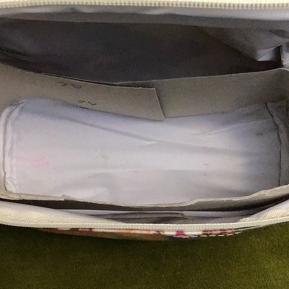 Barielle and no name (Clinique?) cosmetic case set - Picture 6 of 9